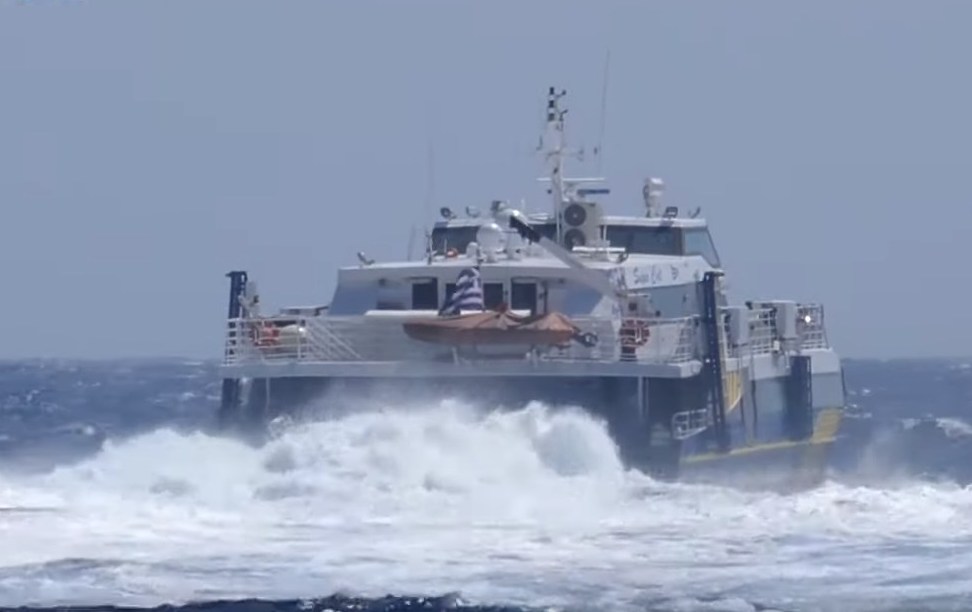 Η «μάχη» του Supercat με τα κύματα στη Φολέγανδρο - Άνεμοι 7 μποφόρ - Media