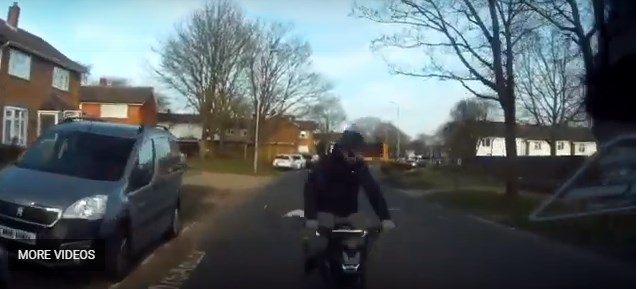 Μεθυσμένος μοτοσικλετιστής καρφώνεται πάνω σε αυτοκίνητο (Video, σκληρές εικόνες) - Media
