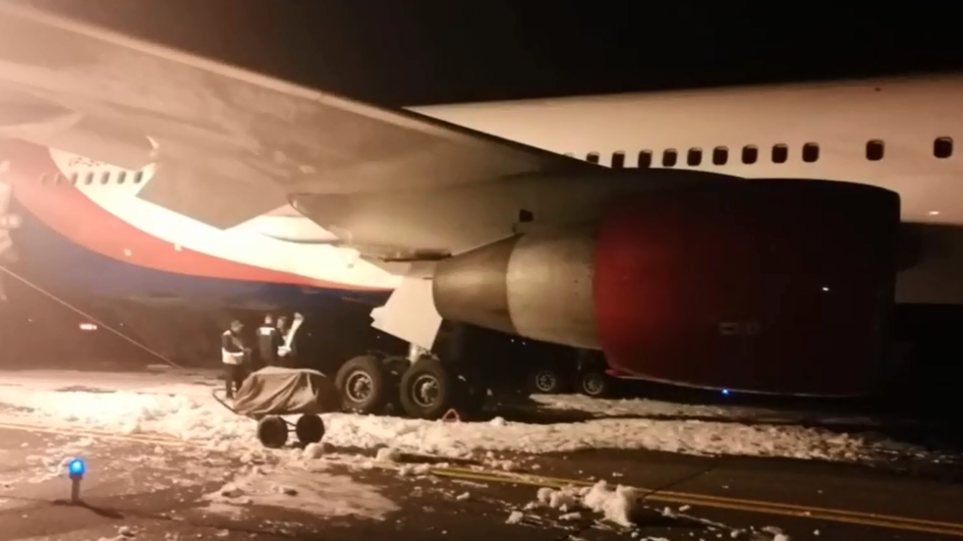 Τρόμος στη Σιβηρία: Έπιασε φωτιά ρωσικό αεροσκάφος, 49 επιβάτες τραυματίες - Media