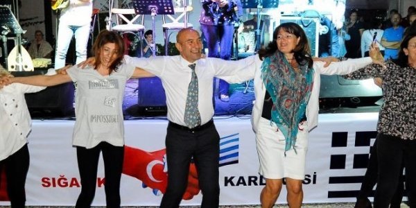 Ελληνοτουρκικό... συρτάκι στη Σμύρνη: Ο Τούρκος δήμαρχος με την Ελληνίδα πρόξενο πιασμένοι από τον ώμο (Photos) - Media