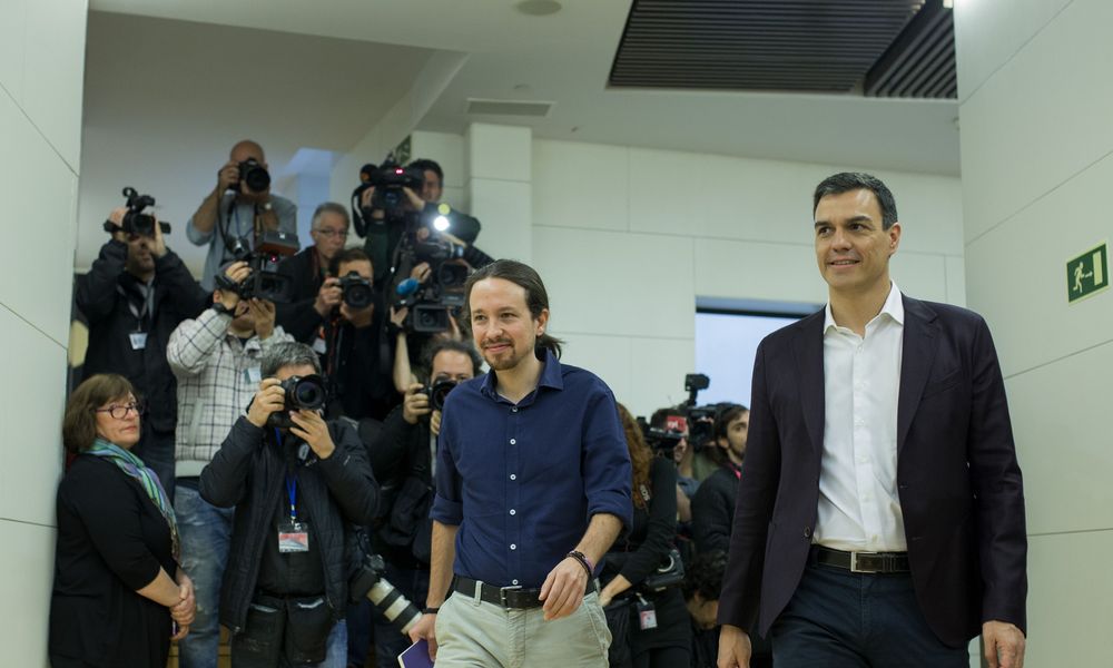 Ισπανία: Αδιέξοδο στην πρώτη συνάντηση Σοσιαλιστών και Podemos για στήριξη της κυβέρνησης Σάντσεθ - Media