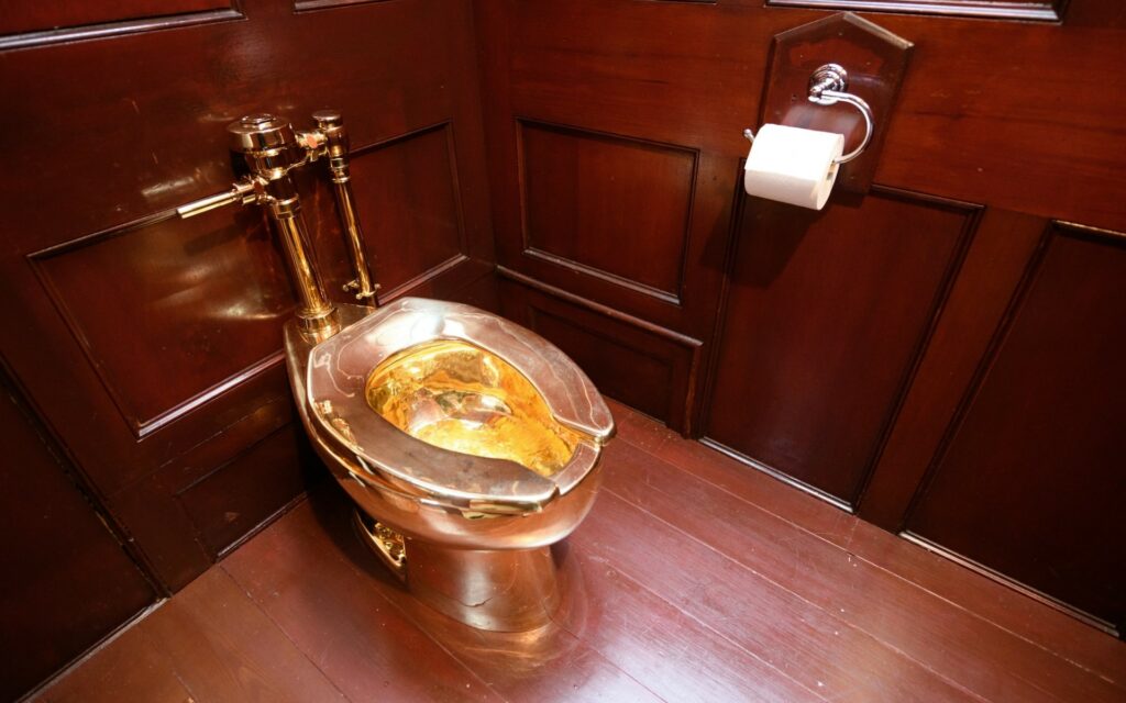 Συμμορία «μπούκαρε» στο Μπλένιμ Πάλας: Έκλεψαν τουαλέτα από χρυσό 18 καρατίων - Πλημμύρισε το μπάνιο (Photos) - Media