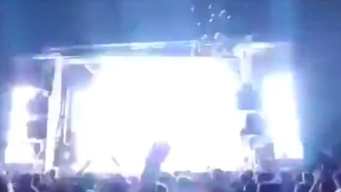 Τραγουδίστρια πέφτει νεκρή από πυροτέχνημα πάνω στη σκηνή (Video) - Media