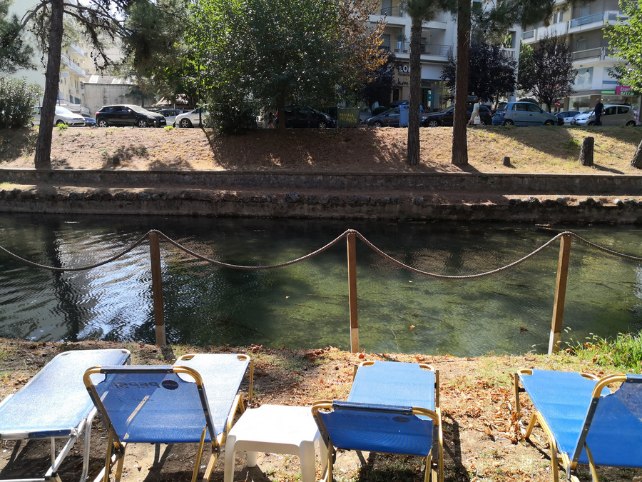 Τρίκαλα όπως Παρίσι - Ξαπλώστες στις όχθες του  Ληθαίου ποταμού (Photos) - Media