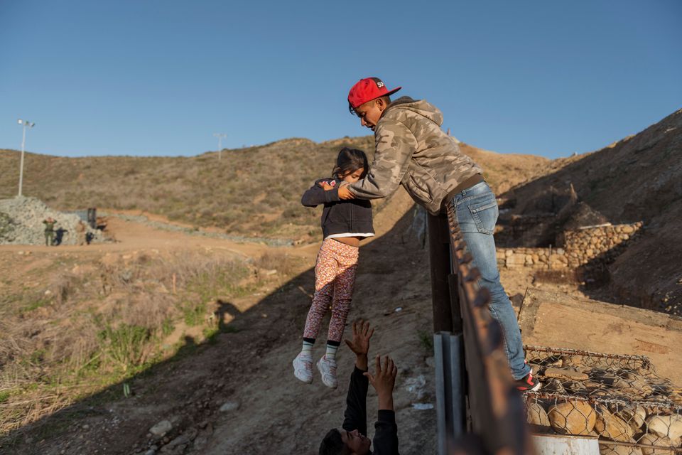 Κατά 60% μειώθηκε ο αριθμός των συλλήψεων μεταναστών στα νότια σύνορα των ΗΠΑ με το Μεξικό  - Media