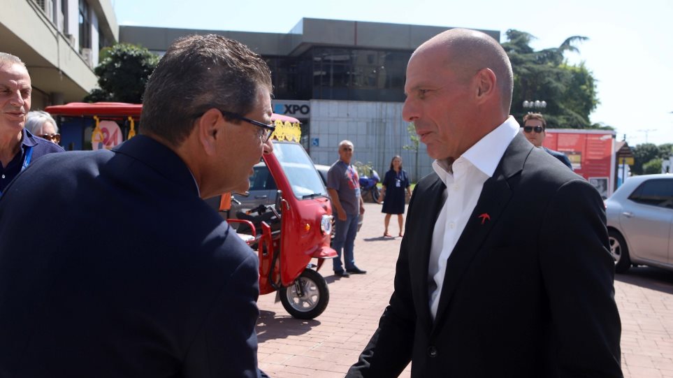 Περιοδεία στα περίπτερα της ΔΕΘ έκανε ο Γιάνης Βαρουφάκης - Media