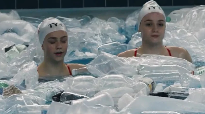 «Swiming in it»: Ένα βίντεο καλλιτεχνικής κολύμβησης μέσα σε πλαστικά (Video) - Media