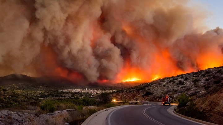 Κόλαση πυρκαγιάς στη Ζάκυνθο: Εκκενώθηκαν σπίτια και ξενοδοχείο - Σε ετοιμότητα και σκάφη του Λιμενικού (Photos & Video) - Media