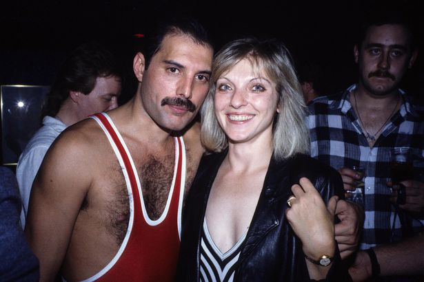Η σύντροφος του Freddie Mercury έθαψε κρυφά τις στάχτες του - Κανείς δεν ξέρει πού (Photos) - Media