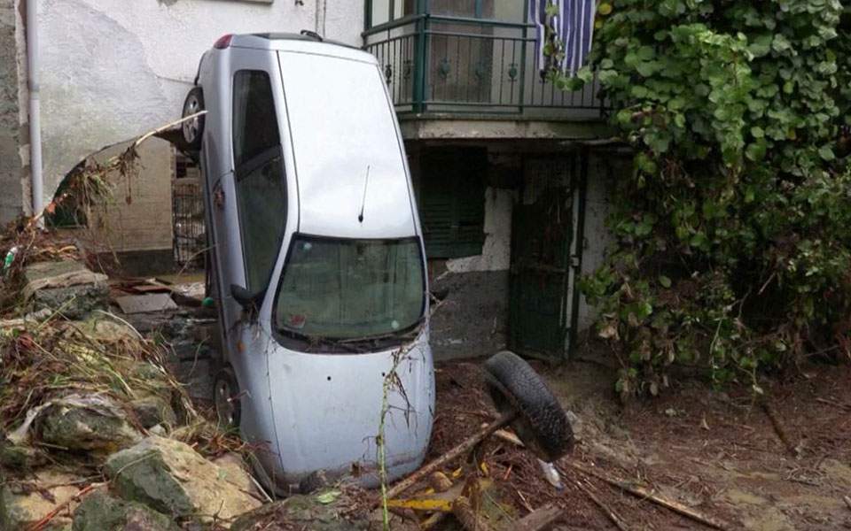 Κατέρρευσε γέφυρα από τις ισχυρές καταιγίδες στη βόρεια Ιταλία – Ενας νεκρός (Video) - Media