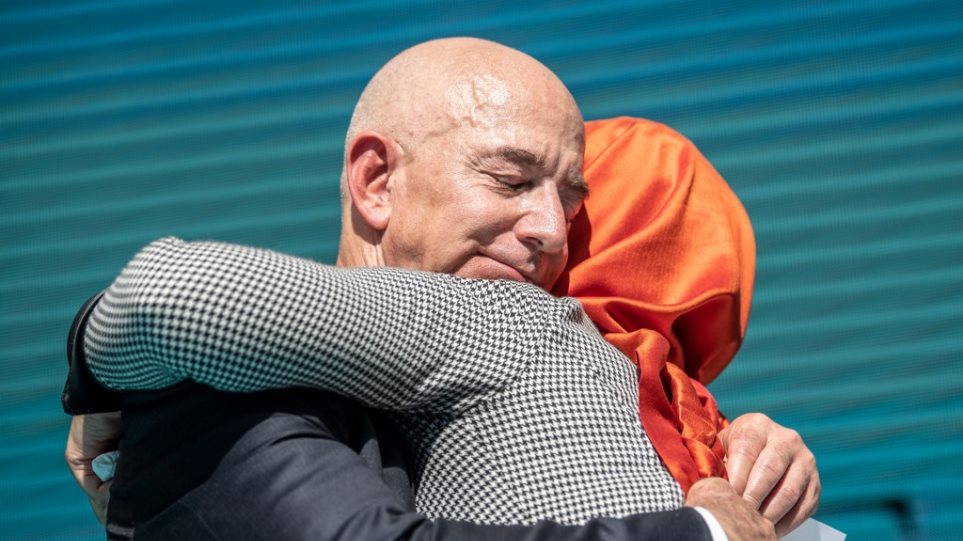 «Δεν είσαι μόνη!» - Ο Τζεφ Μπέζος αγκάλιασε τη σύντροφο του Κασόγκι (Photo) - Media
