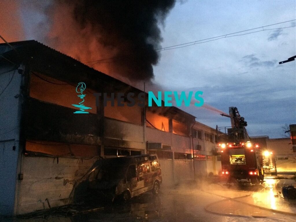 Υπό πλήρη έλεγχο η φωτιά σε εργοστάσιο ανακύκλωσης μετάλλων στη Θεσσαλονίκη - Media