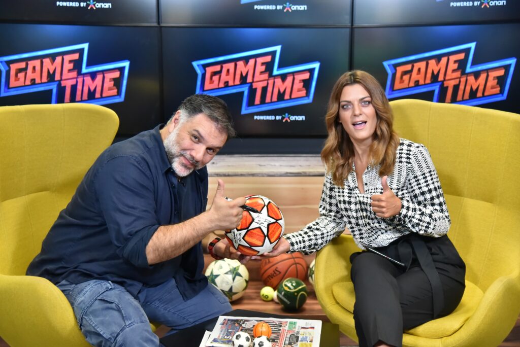 O Γρηγόρης Αρναούτογλου σε μια εμφάνιση-έκπληξη - Ο παρουσιαστής δείχνει τις ποδοσφαιρικές του γνώσεις στο Game Time του ΟΠΑΠ - Media