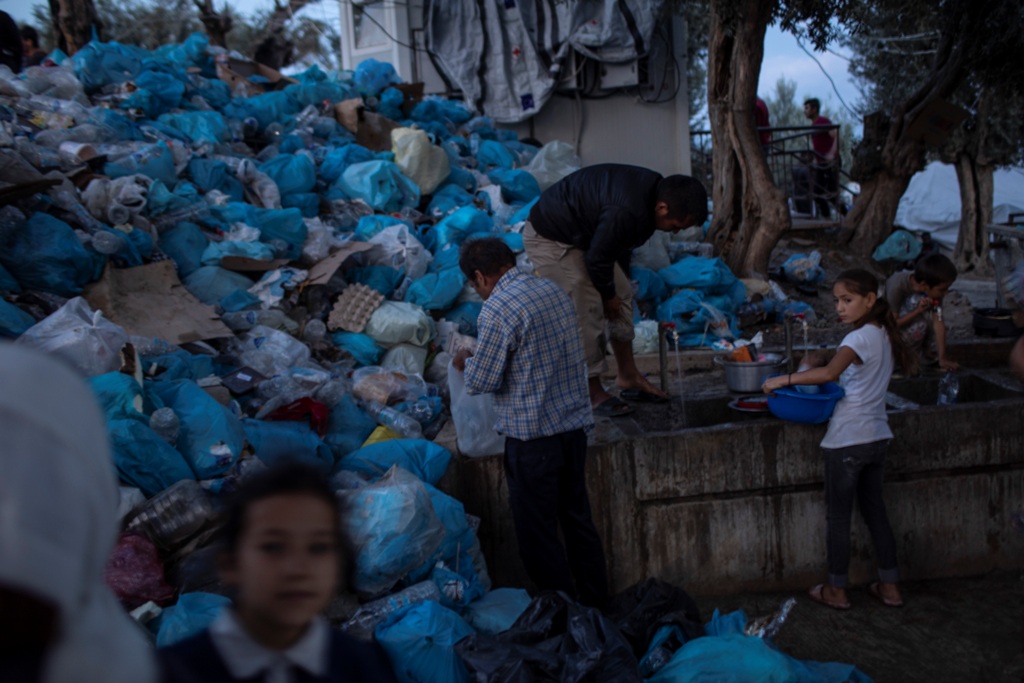 Εικόνες που σοκάρουν για τους πρόσφυγες στην Ελλάδα - Συγκλονιστικό φωτορεπορτάζ του Associated Press - Media