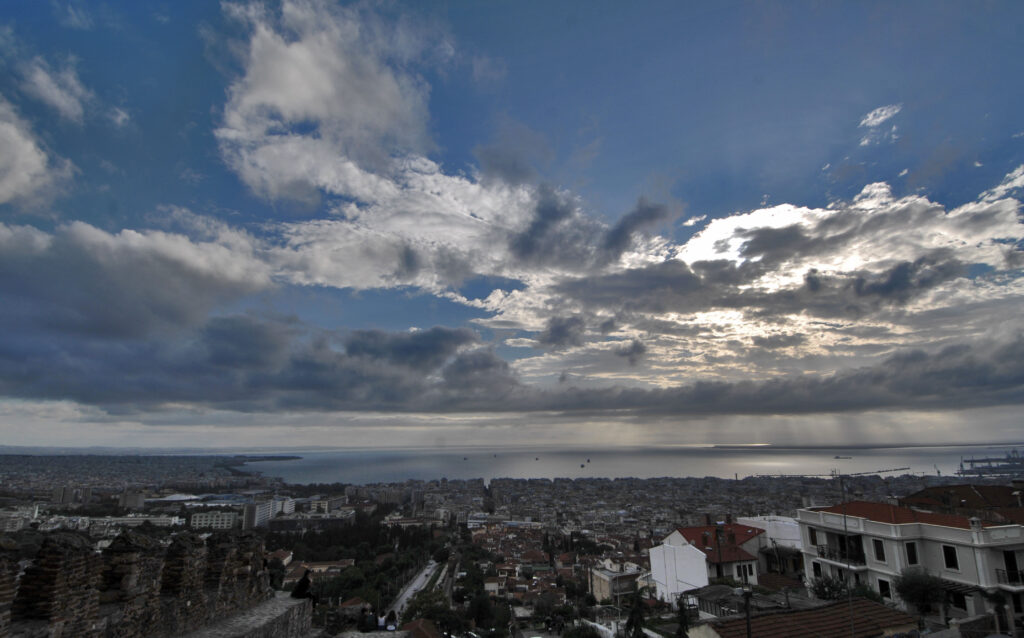 Καιρός: Αραιά σύννεφα και υψηλές θερμοκρασίες την Κυριακή - Media