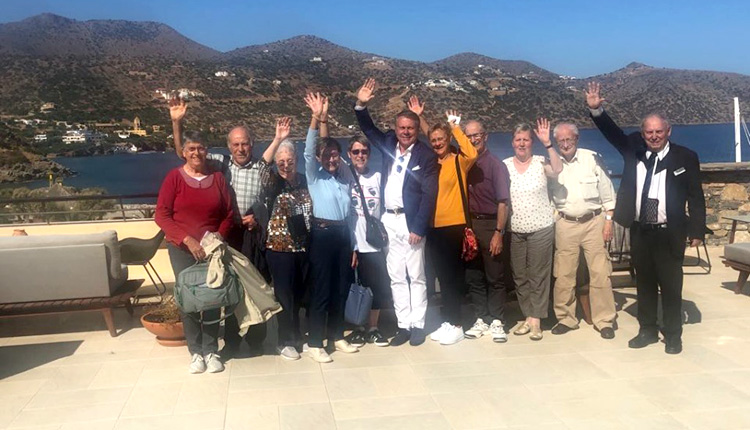 Τουριστικό γραφείο έστησε ταξίδι-έκπληξη σε 500 Γάλλους: Πήγαν στο αεροδρόμιο αλλά δεν ήξεραν τον προορισμό (Photos) - Media