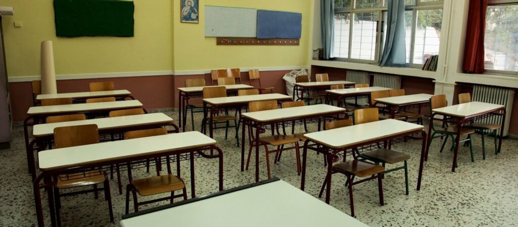 Αγρίνιο: Γέμισαν το σχολείο ναφθαλίνη για να γλιτώσουν το μάθημα - Media
