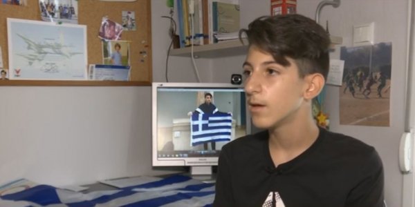 Ένας 15χρονος μαθητής ύψωσε την ελληνική σημαία στο Βρετανικό Μουσείο (Video) - Media