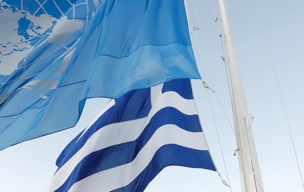 Μία ακόμη σημαία κυματίζει σήμερα δίπλα στην ελληνική στον βράχο της Ακρόπολης (Photo) - Media