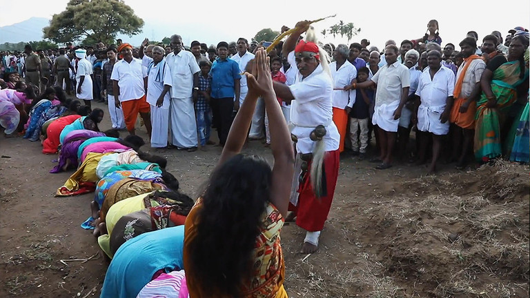 Μαστιγώνουν έφηβες για να διώξουν τα «διαβολικά πνεύματα»: Θρησκευτική τελετή πόνου στην Ινδία (Video) - Media