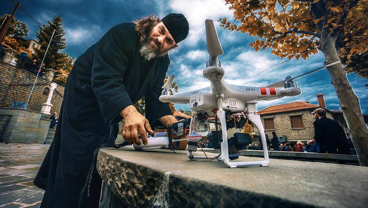 Θύμα χάκερ ο «Παπά-Drone» - Ανέβασαν ροζ βίντεο στο κανάλι του στο Youtube (Photos | Video) - Media