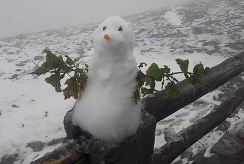 Ο πρώτος χιονάνθρωπος στον Όλυμπο είναι γεγονός - «Το έστρωσε» στα 2.700 μέτρα (Photo) - Media