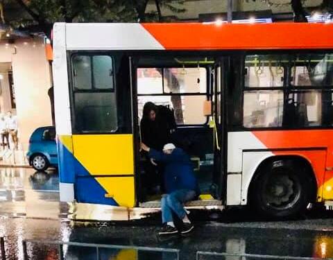 Καταγγελία επιβάτη του ΟΑΣΘ: Οδηγός άφησε άνθρωπο με πατερίτσα να κρέμεται από το όχημα και έβαλε μπρος - Media