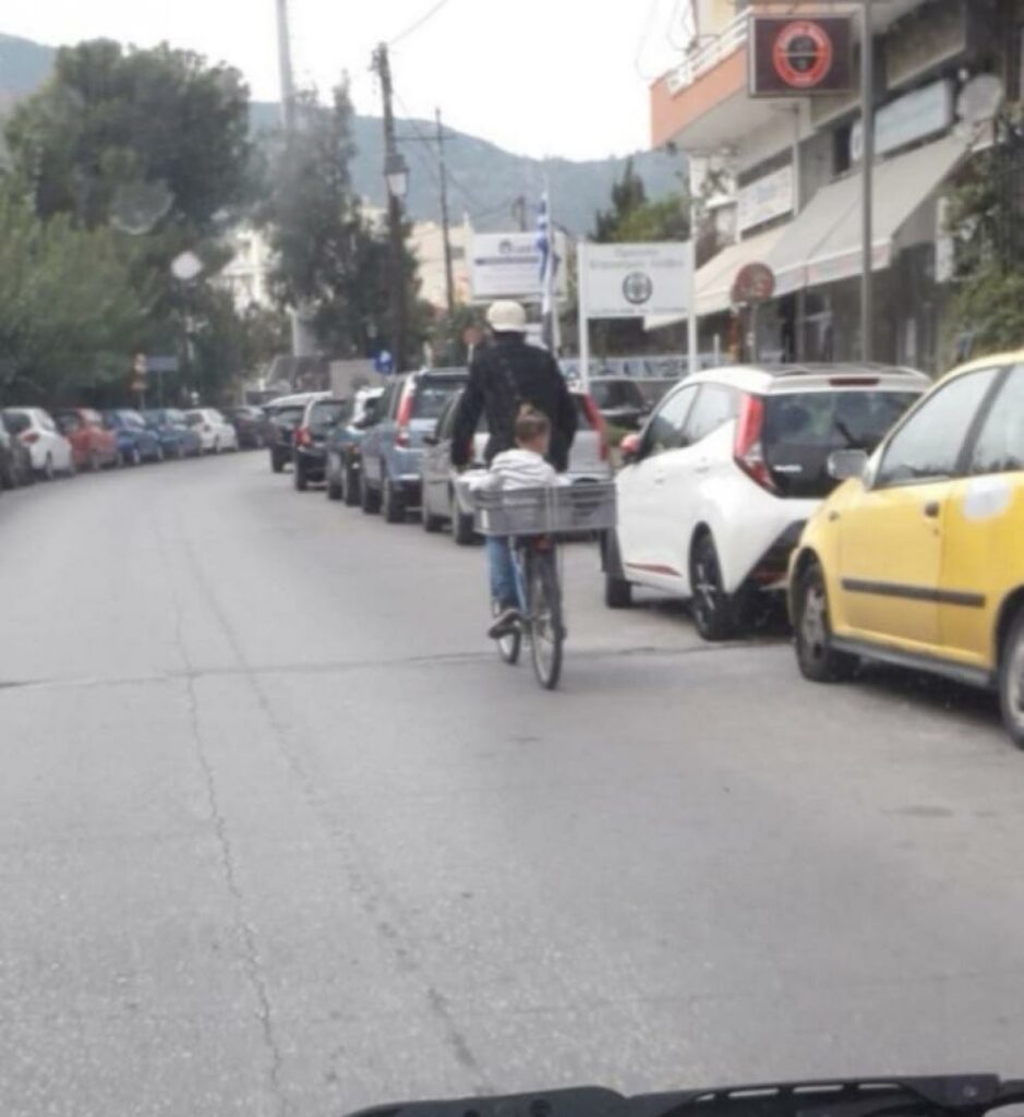 Μυτιλήνη: Μετέφερε το παιδί του μέσα σε τελάρο στη σχάρα ποδηλάτου - Media