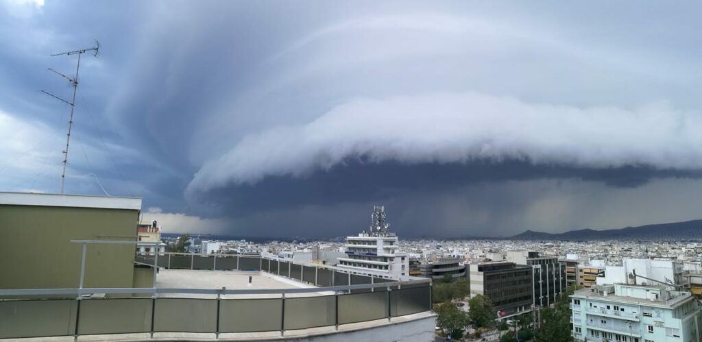 Ένα shelf cloud πάνω από την Αθήνα: Τι σημαίνει η εμφάνιση του εντυπωσιακού σύννεφου (Photos) - Media