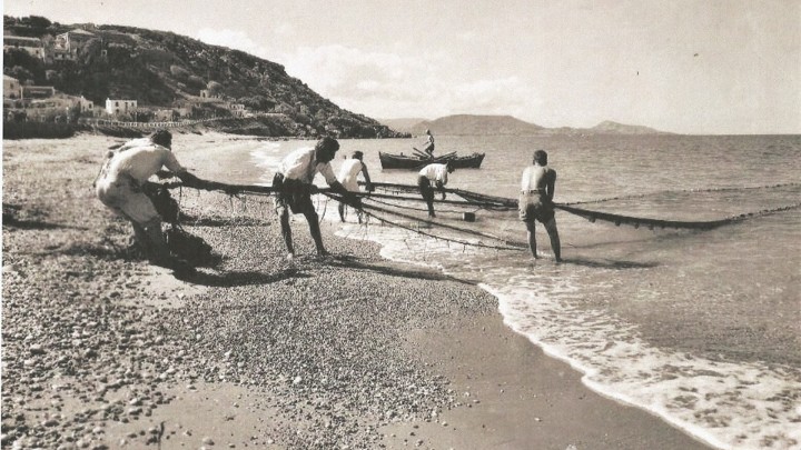 Ρόδος: Ο χοντρός Χουσεΐνης, το ψάρεμα στον κόλπο των Τριαντών και οι μαρίδες σε εφημερίδα - Media