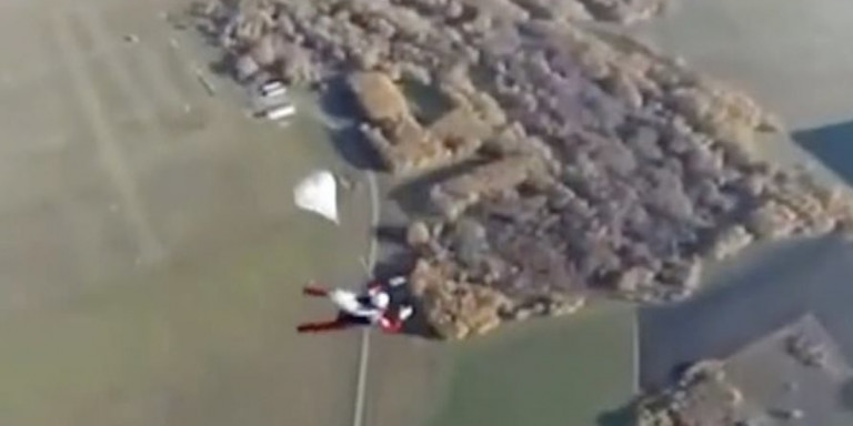 Ακαριαίος θάνατος 35χρονου Ρώσου -Δεν άνοιξε κανένα από τα δύο αλεξίπτωτά του σε βουτιά από 800 μέτρα ( Video) - Media