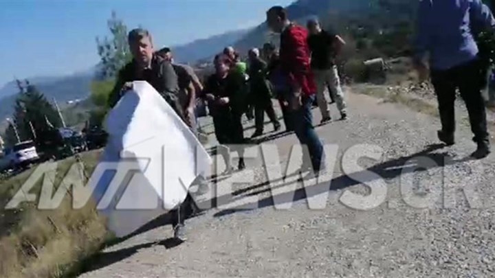 Ένταση στους Βουλιαράτες - Αστυνομικοί άρπαξαν πανό από τους γονείς του Κατσίφα (Video) - Media