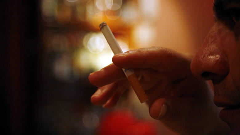 Αντικαπνιστικός νόμος: Άρχισαν οι έλεγχοι στο κέντρο της Αθήνας  - Media