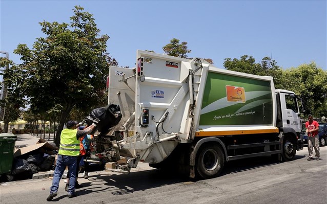 Δικηγόρος κλείνει το γραφείο και εργάζεται στην αποκομιδή των απορριμάτων - Media