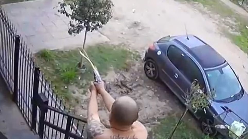Άνδρας πυροβολεί και σκοτώνει 17χρονο κακοποιό, έξω από το σπίτι του - Ο εισαγγελέας τον άφησε ελεύθερο (Video) - Media