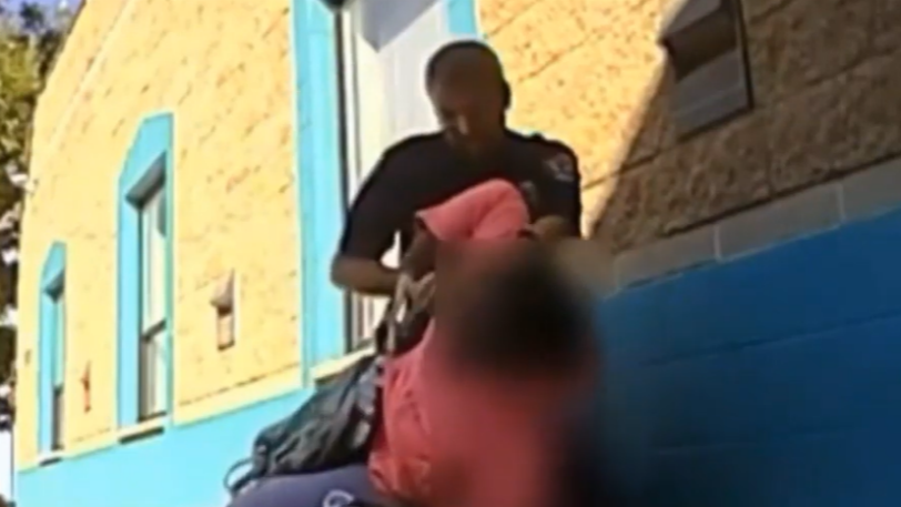 Απίστευτη αγριότητα αστυνομικού σε 11χρονο κορίτσι επειδή πήρε περισσότερο γάλα! (video) - Media