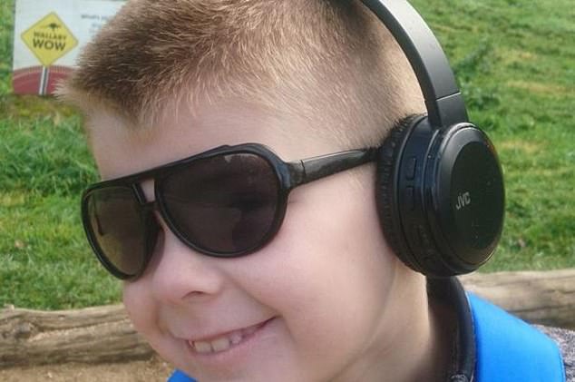 Ρατσιστική επίθεση σε μητέρα με αυτιστικό παιδί στο μετρό: « Τα σκυλιά δεν επιτρέπονται εδώ μέσα» (Photos) - Media