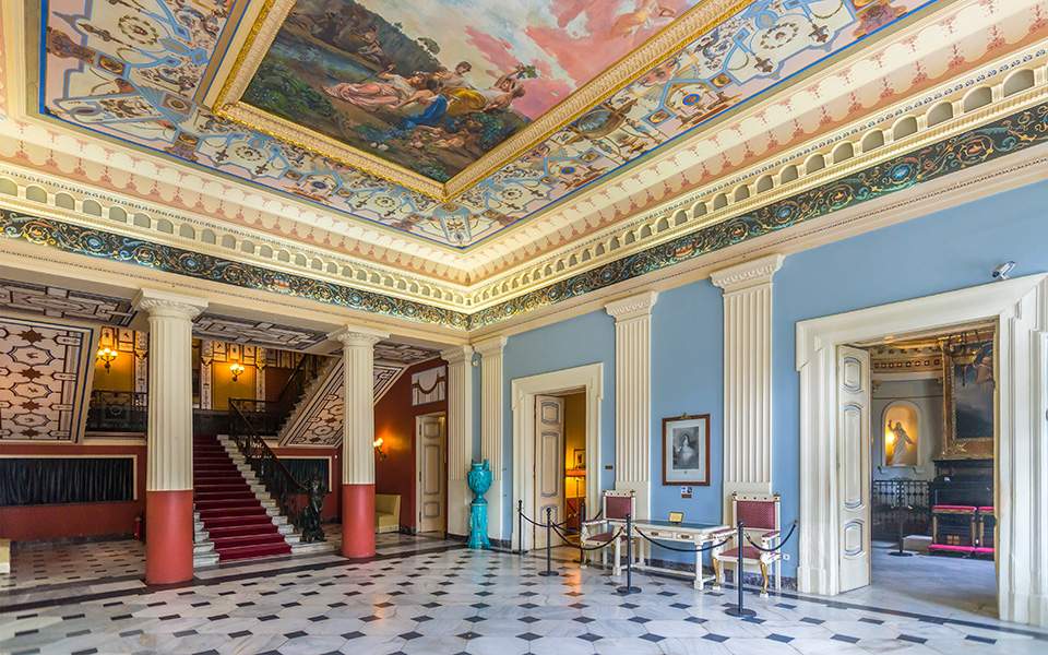 Απόλυτη εγκατάλειψη στο Αχίλλειο: Ραγισμένες κολόνες, πεσμένοι σοβάδες, μούχλα στους τοίχους (Photos) - Media