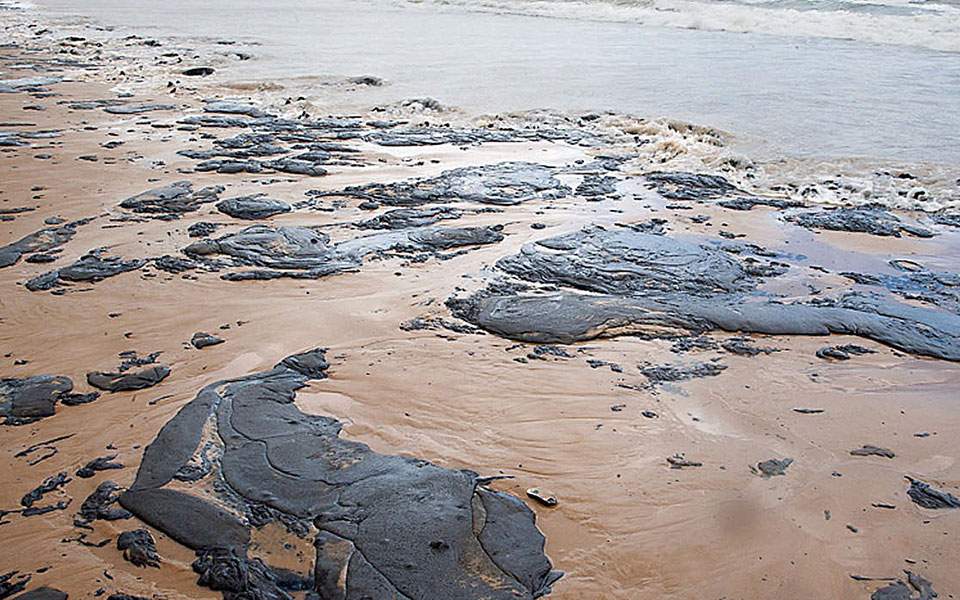 Βραζιλία: Πάνω από 130 παραλίες έχουν μολυνθεί από τις μυστηριώδεις πετρελαιοκηλίδες - Media