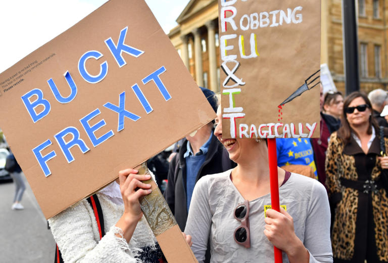 Αβέβαιη η ψηφοφορία για το Brexit - Mεγάλη διαδήλωση έξω από το Κοινοβούλιο - Media