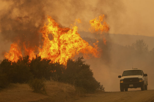 Μεγάλες πυρκαγιές στην Καλιφόρνια με χιλιάδες κατοίκους να έχουν απομακρυνθεί από τα σπίτια τους - Media