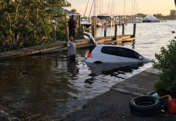 Γυναίκα 81 ετών παρέμεινε εγκλωβισμένη όλη τη νύχτα στο μισοβυθισμένο αυτοκίνητό της - Media