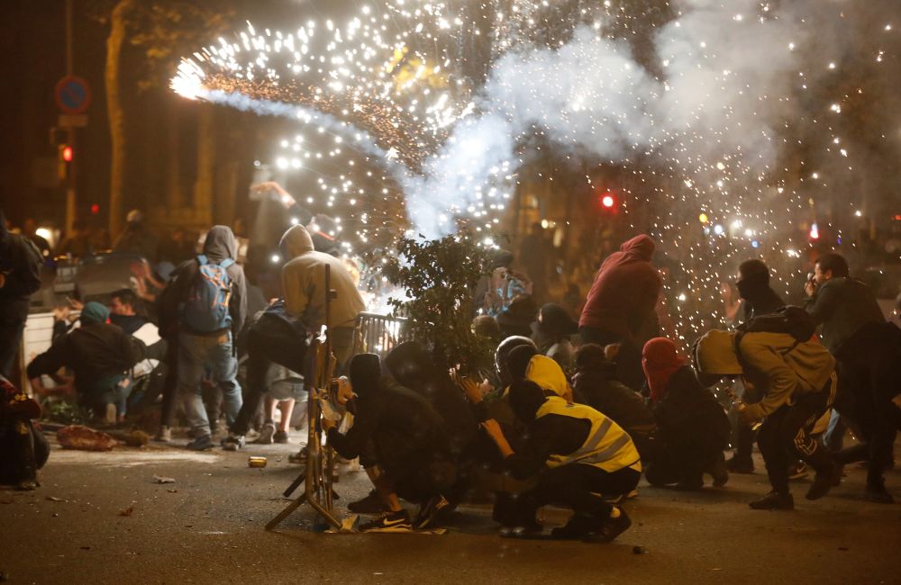 Παραλύει η Καταλονία: Γενική απεργία των εργατικών συνδικάτων - Νέες συγκρούσεις χθες βράδυ στη Βαρκελώνη - Media