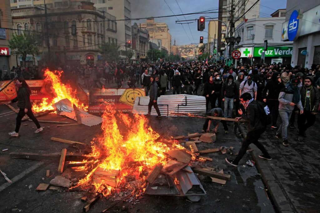 Χάος στη Χιλή: 4χρονο αγοράκι ανάμεσα στους νεκρούς από τα βίαια επεισόδια - Media