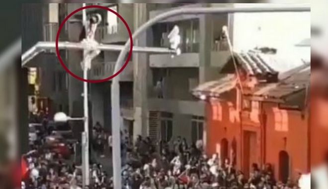 Χιλή: Κοπέλα έπεσε στην αγκαλιά διαδηλωτών αφού αχρήστεψε κάμερα ασφαλείας σε ψηλή κολόνα (Video) - Media