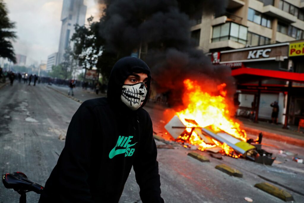 Πρόεδρος Χιλής: Δεν παραιτούμαι - Μαίνονται οι βίαιες διαδηλώσεις - Media