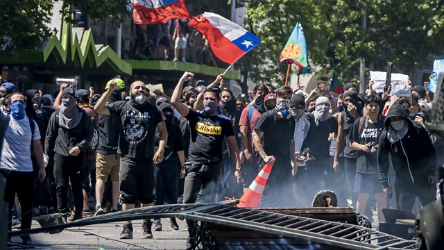 Χιλή: Στους 15 έφθασαν οι νεκροί - Νέο πακέτο κοινωνικών μέτρων ανακοινώνει ο έντρομος Πινιέρα - Media