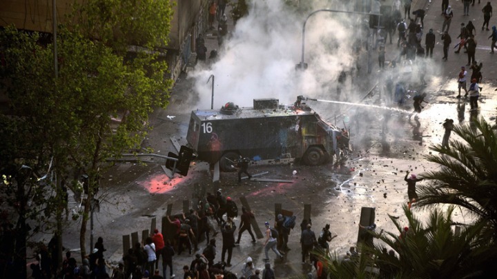 Χιλή: Επιμένει ο λαός - Για 11η ημέρα στους δρόμους του Σαντιάγο και άλλων πόλεων - Media