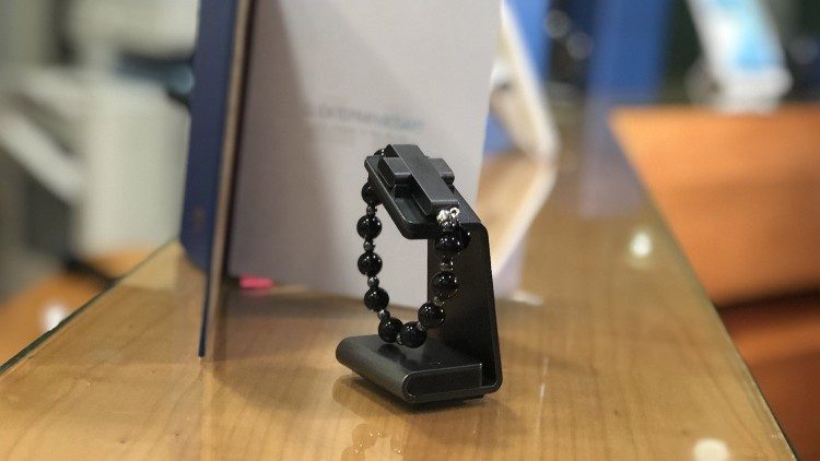 «Κάντε κλικ για να προσευχηθείτε»: Νέα smart συσκευή - Ενεργοποιείται κάνοντας τον σταυρό σας (Photos) - Media
