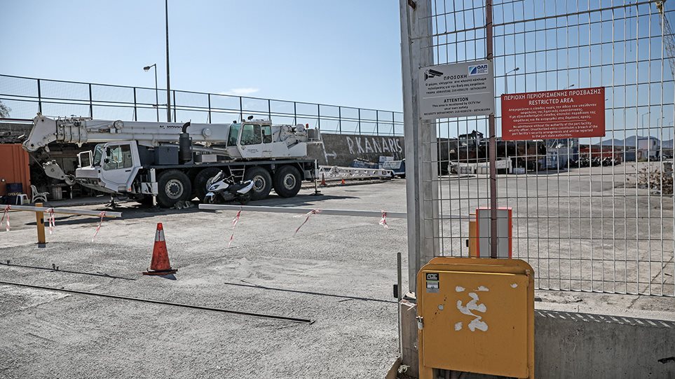 Η μητέρα και ο αδερφός του Παναγιώτη Μαυρίκου νεκροί στο αυτοκίνητο που έπεσε στη Δραπετσώνα - Media